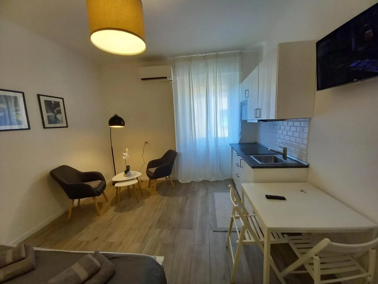 The Comfy Studio Piazza Insubria Milan Apartment